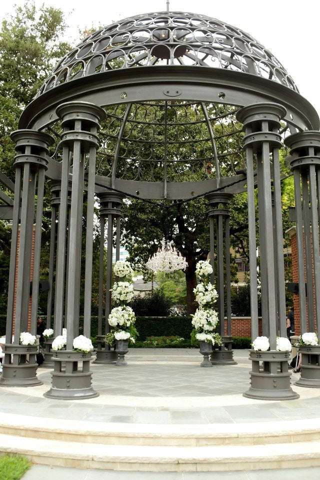 Side angle of steel pavilion featuring cylindrical columns.