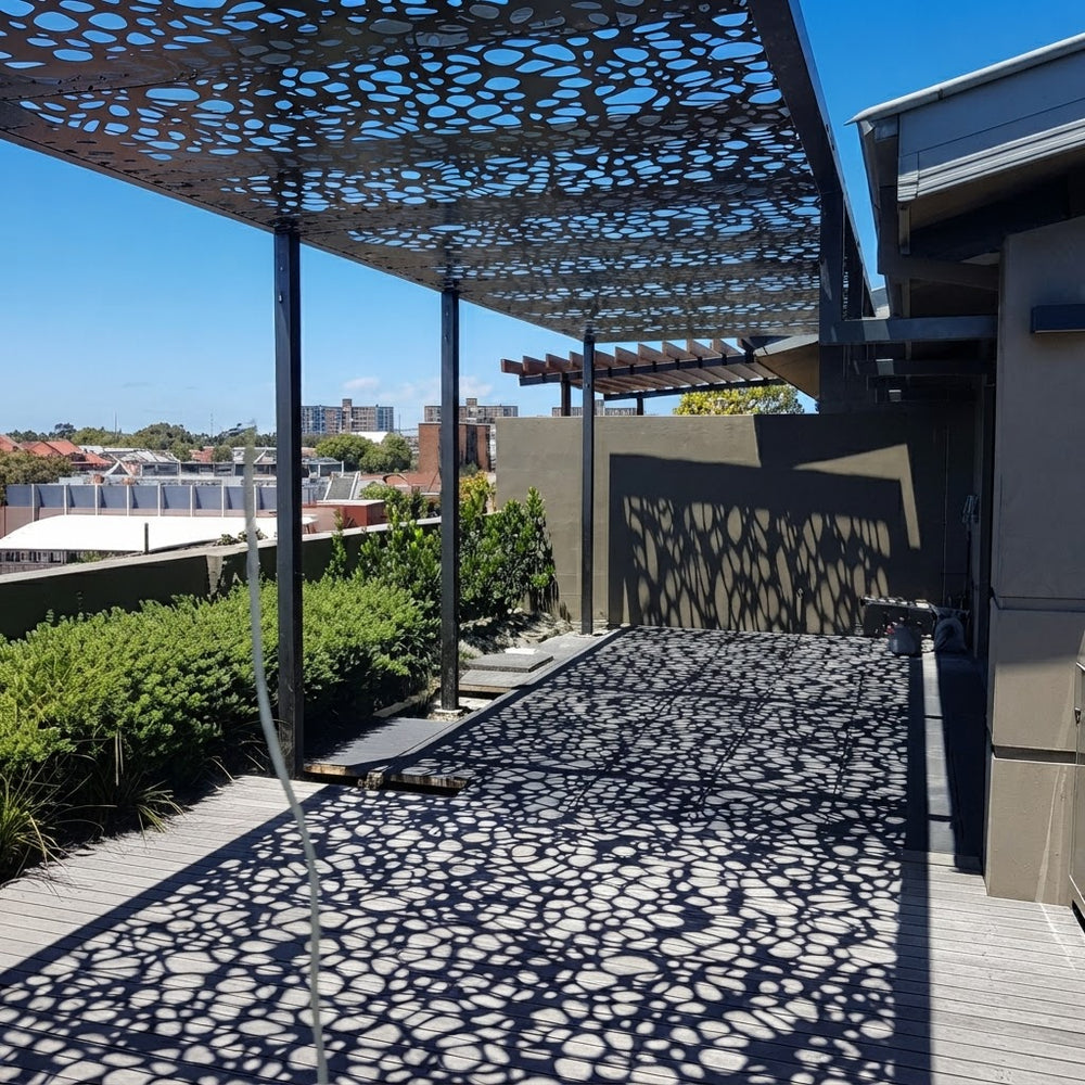 Heavy duty 3 mm steel privacy partition with pebble pattern artwork
