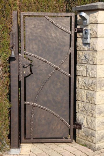 Modern Zip Design Metal Back Yard Gate| Custom Fabrication Sturdy Steel Yard Gate| Made in Canada – Model # 837-Taimco