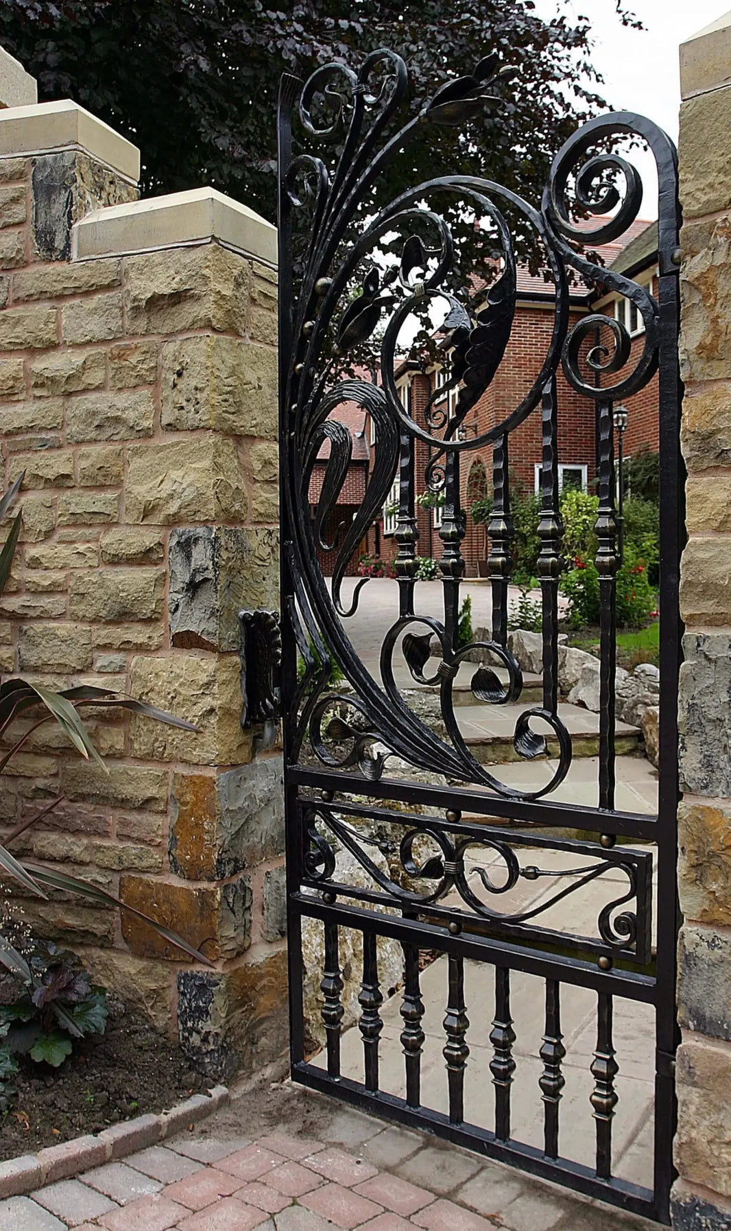 Royal Majestic Wrought Metal Back Yard Gate | Custom Fabrication Sturdy Metal Construction Gate | Made in Canada – Model # 872-Taimco