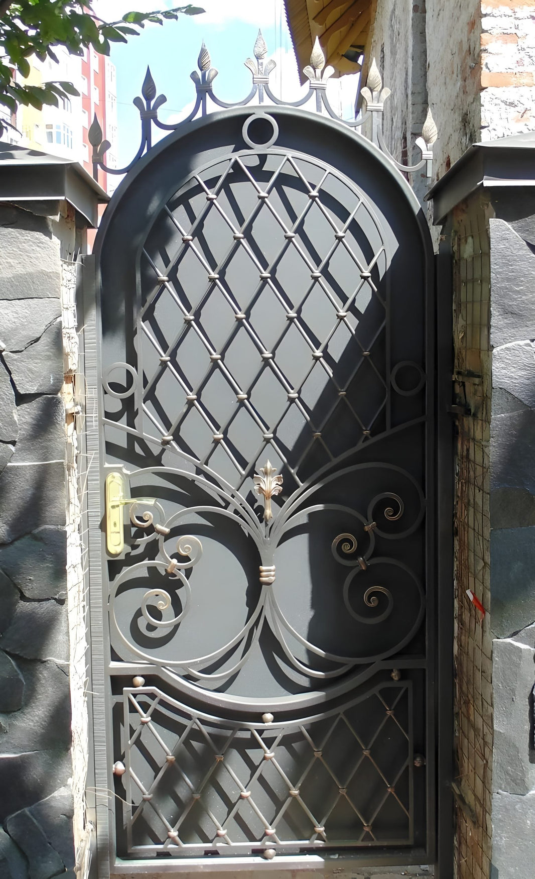 Royal Victorian Crisscross Design Metal Side Walk Gate | Custom Fabrication Back Yard Metal Gate| Made in Canada – Model # 224-Taimco