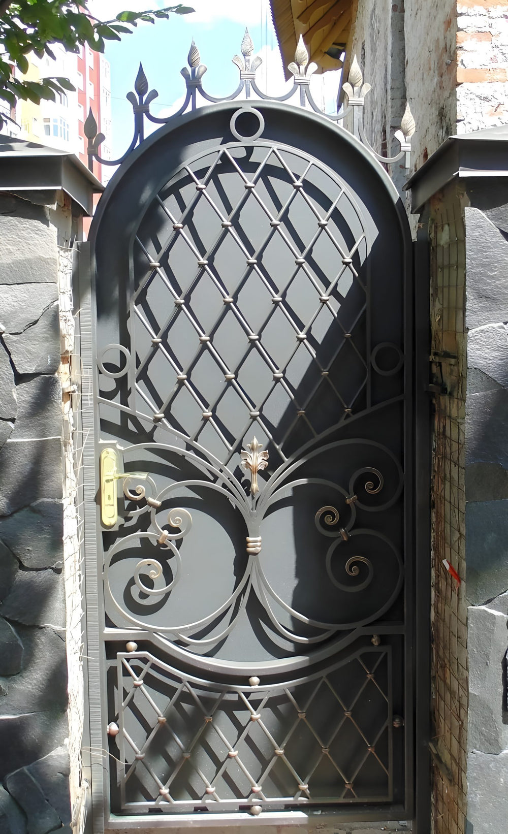 Royal Victorian Crisscross Design Metal Side Walk Gate | Custom Fabrication Back Yard Metal Gate| Made in Canada – Model # 224