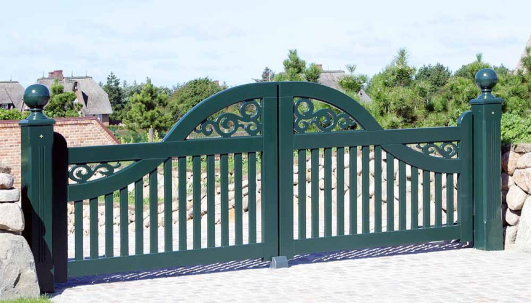 Friesentor Luxury North Sea Island of Sylt Style Main Driveway Gate | Modern Custom Fabrication Design | Made in Canada - Model # 073