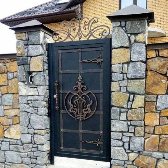 Royal Majestic Wrought Metal Back Yard Gate | Custom Fabrication Sturdy Metal Construction Gate | Made in Canada – Model # 714