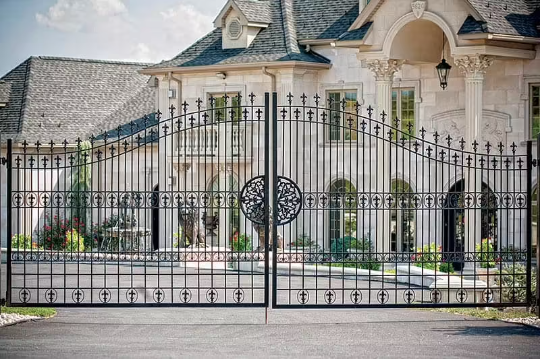 Modern Fence Design Driveway Gate | Metal Custom Fence Gate |Made in Canada – Model # 105